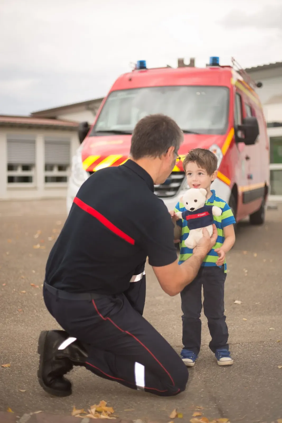 Un petit garçon serre Pompy contre lui