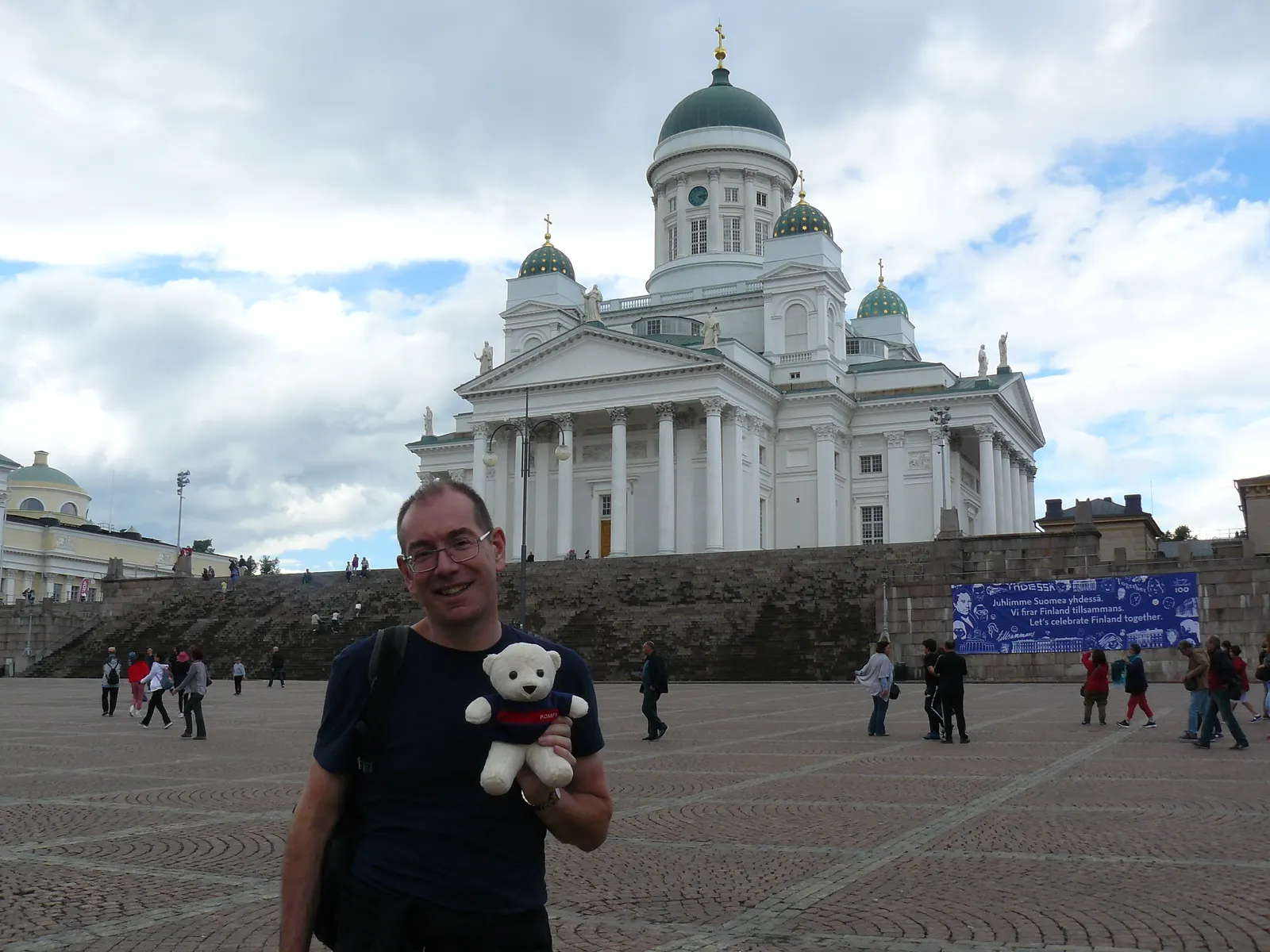 Pompy devant la cathédrale d’Helsinki