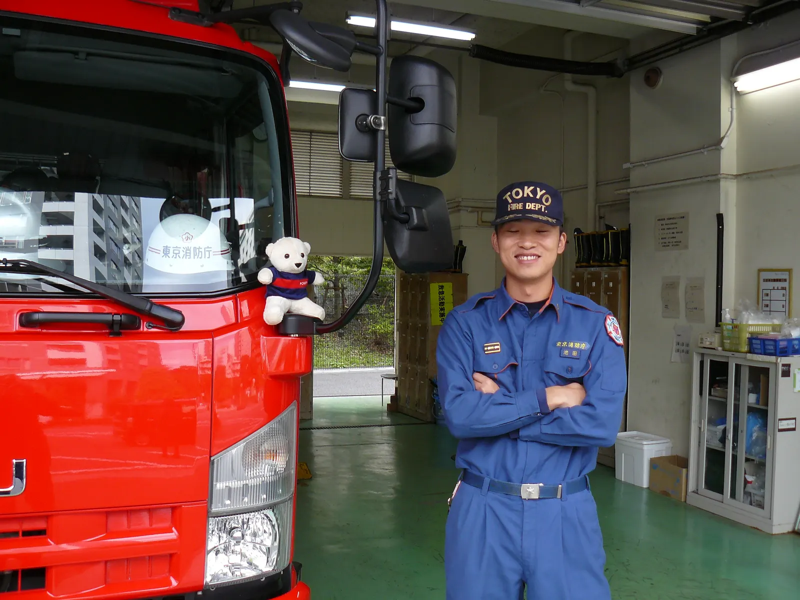 Pompy dans un camion des pompiers de Tokyo, aux côtés d’un pompier japonais
